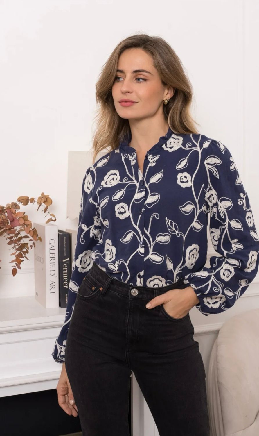 Camisa flor bordada marino