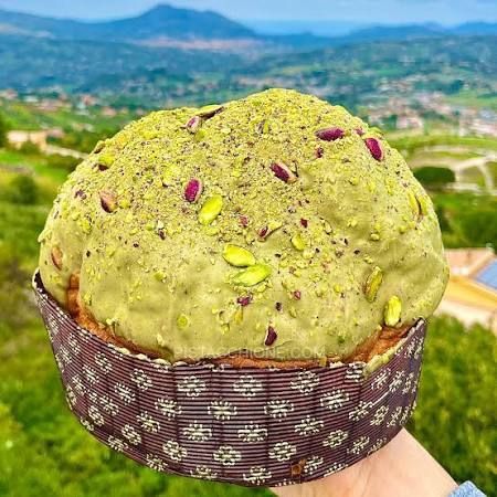 Panettone ripieno di crema al pistacchio