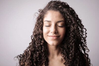 Cheveux bouclés et indisciplinés