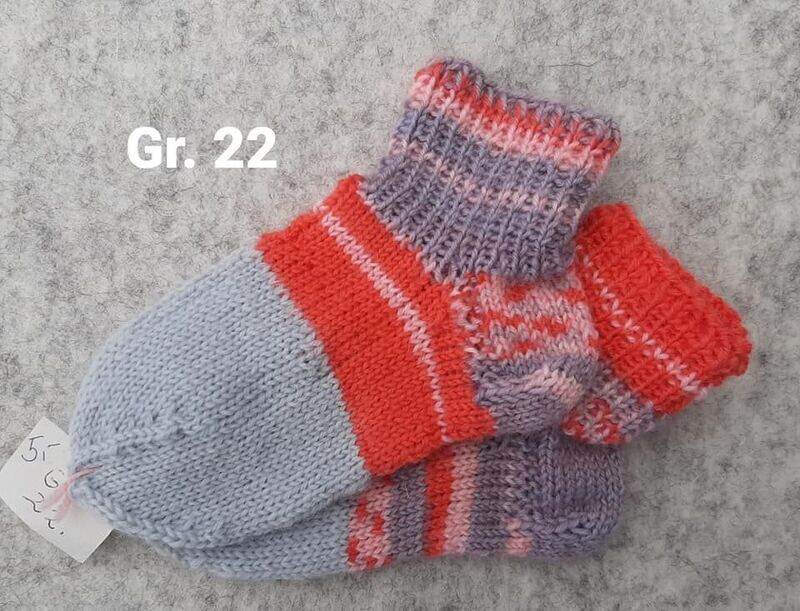 Handgestrickte 
Babysöckchen Gr. 22/23