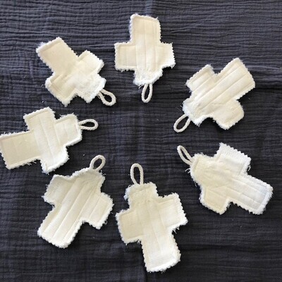 Croix en tissu upcyclé