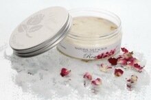 Yani Cosmetics Sāls ķermeņa skrubis ar rožu aromātu, 250 g