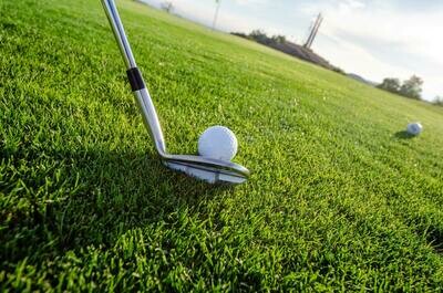 Golfa nūja un bumbiņa golfa laukumā