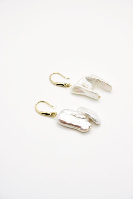 FLAT PEARL EARRINGS