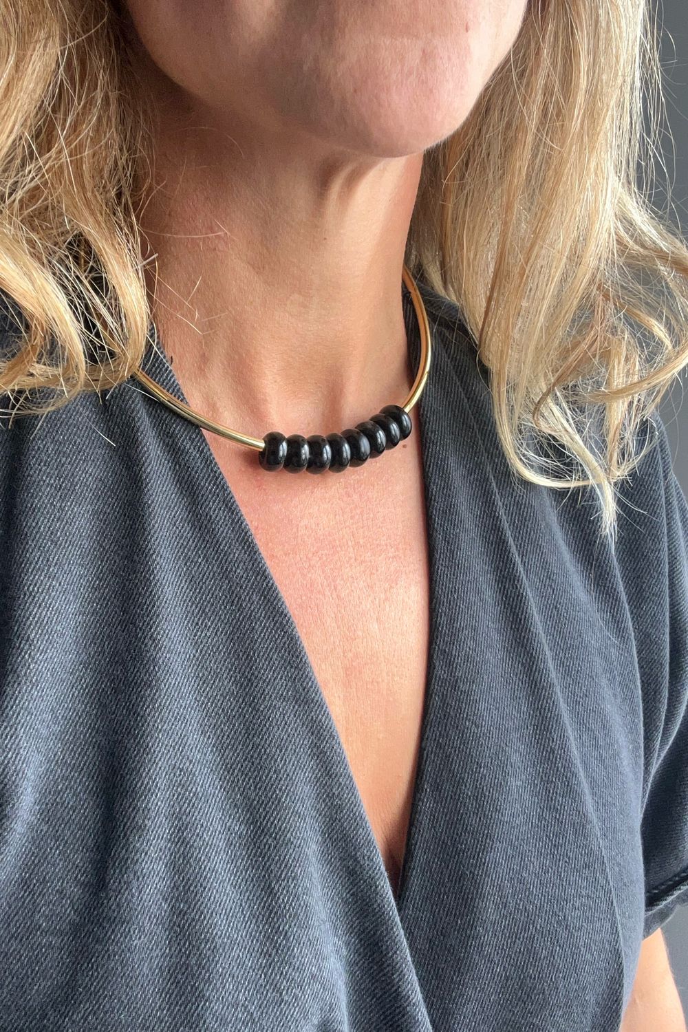 OBSIDIAN HOLE CHOKER