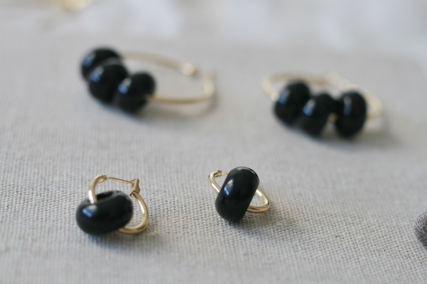 S HOLE OBSIDIANA EARRINGS