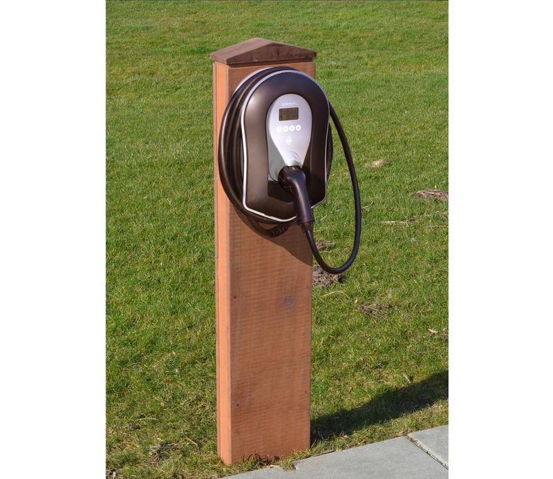 Ladesäule | Stele | Standfuß | Azobé-Hartholz | Universell nutzbar | Braun