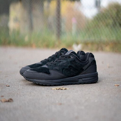 Karhu Legacy 96 Jet Black (UNISEX) Karhu Legacy 96 Jet Black (UNISEX)