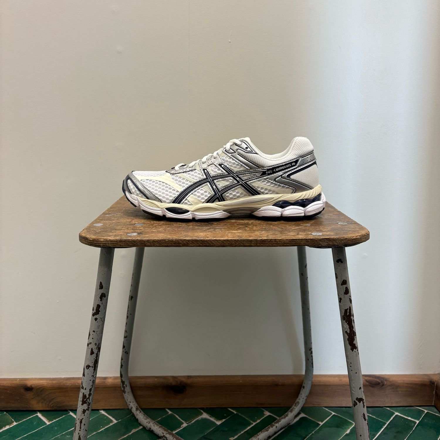 Asics GEL-CUMULUS 16 WHITE/MIDNIGHT 1203A733 Asics GEL-CUMULUS 16 WHITE/MIDNIGHT 1203A733