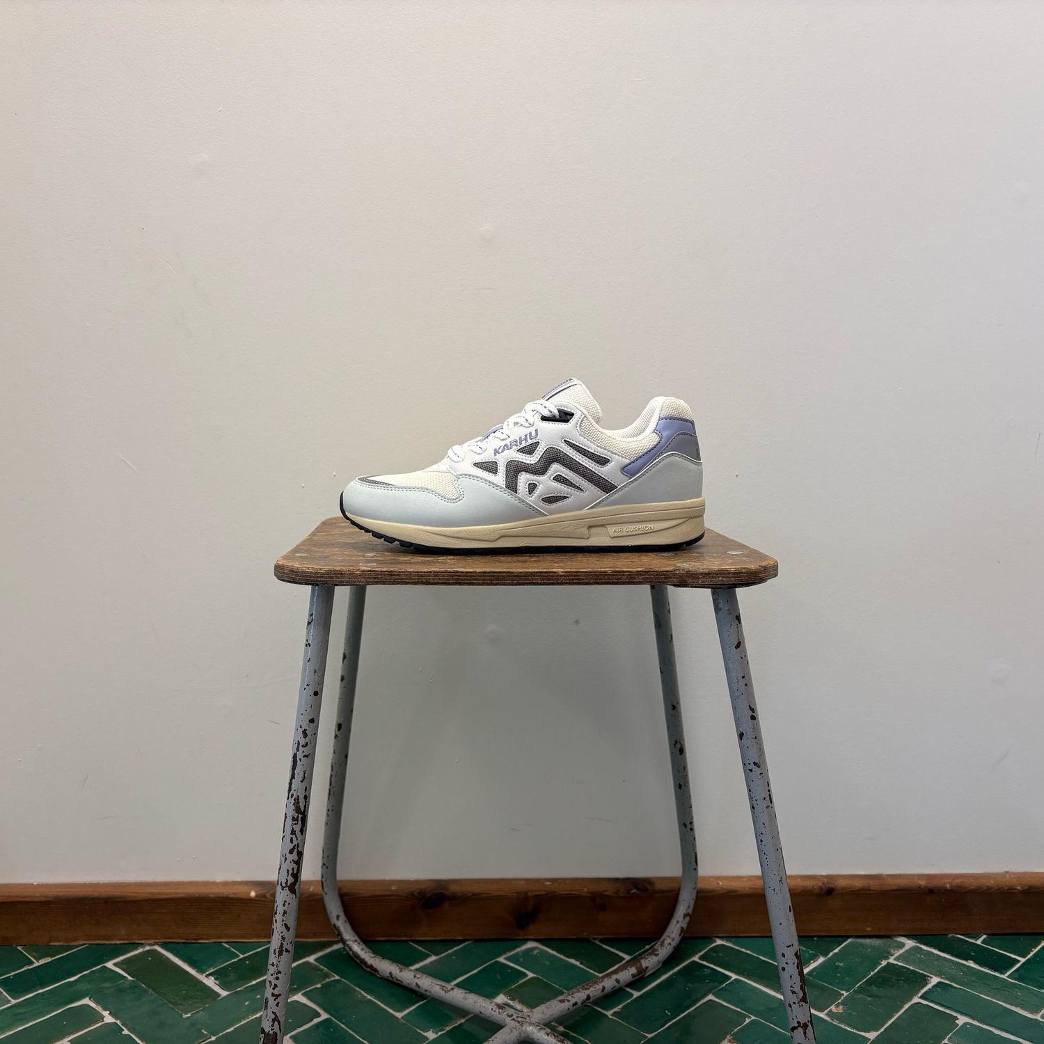 Karhu Legacy 96 Foggy Dew / Hematite Hematite F806101 Karhu Legacy 96 Foggy Dew / Hematite Hematite F806101