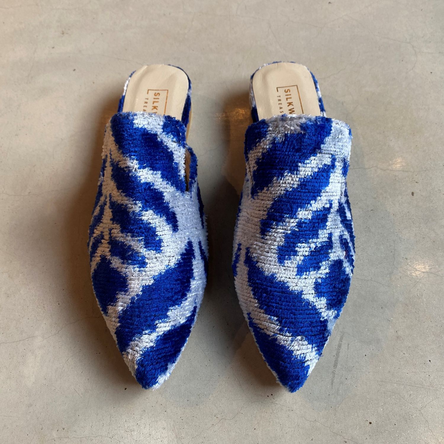 IKAT Slipper Spitz - Blau, Weiß