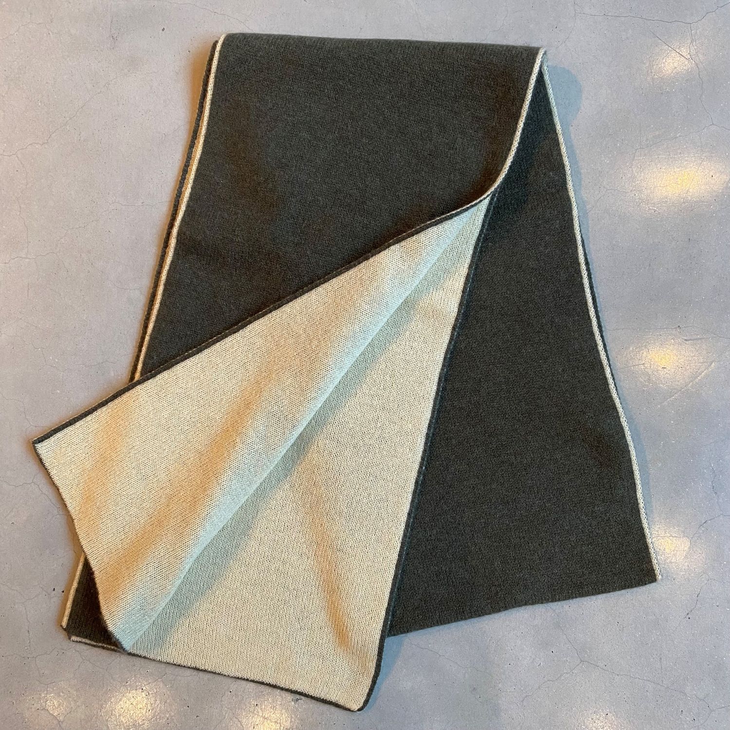 Schal aus Cashmere - grün/ champagne