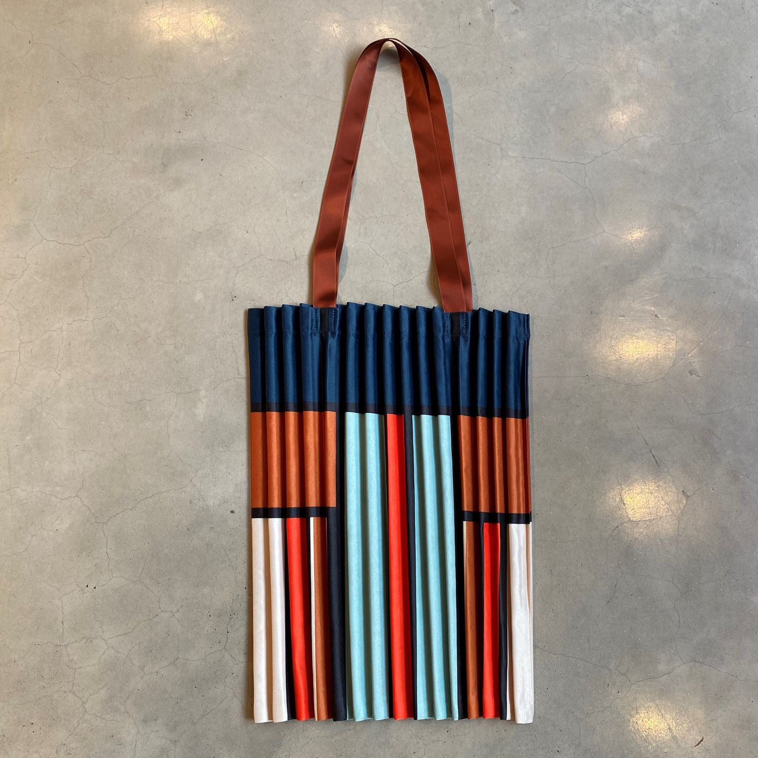 Faltentasche aus Satin - blau, rot, braun