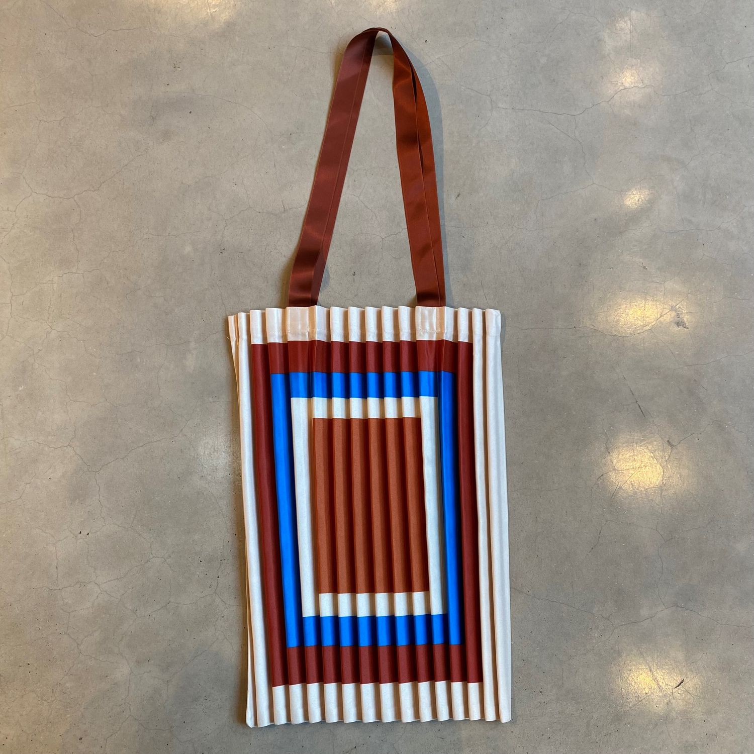 Faltentasche aus Satin - weiß, blau, orange
