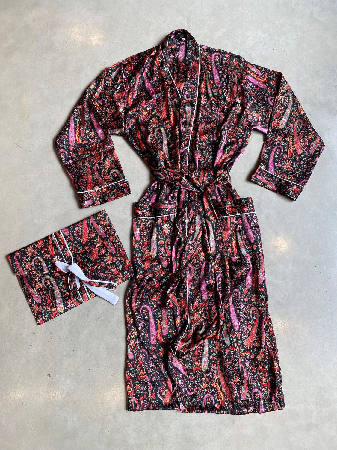 Kimono aus Seidensatin - Schwarz, rosa