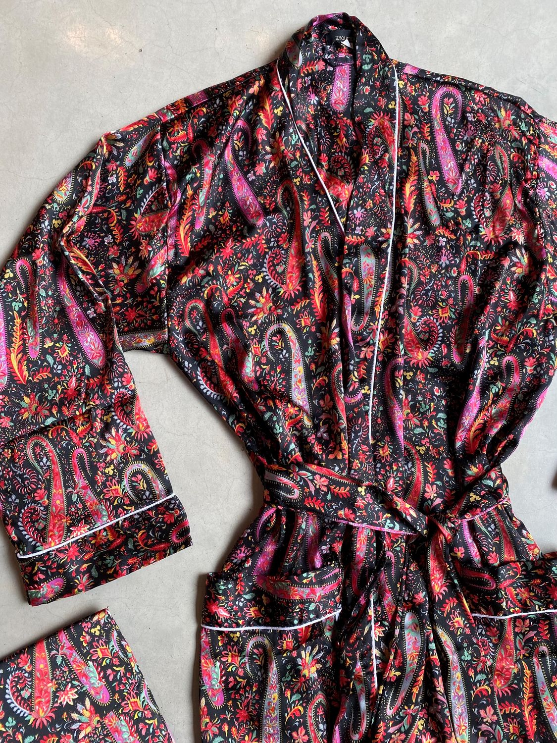 Kimono aus Seidensatin - Schwarz, rosa