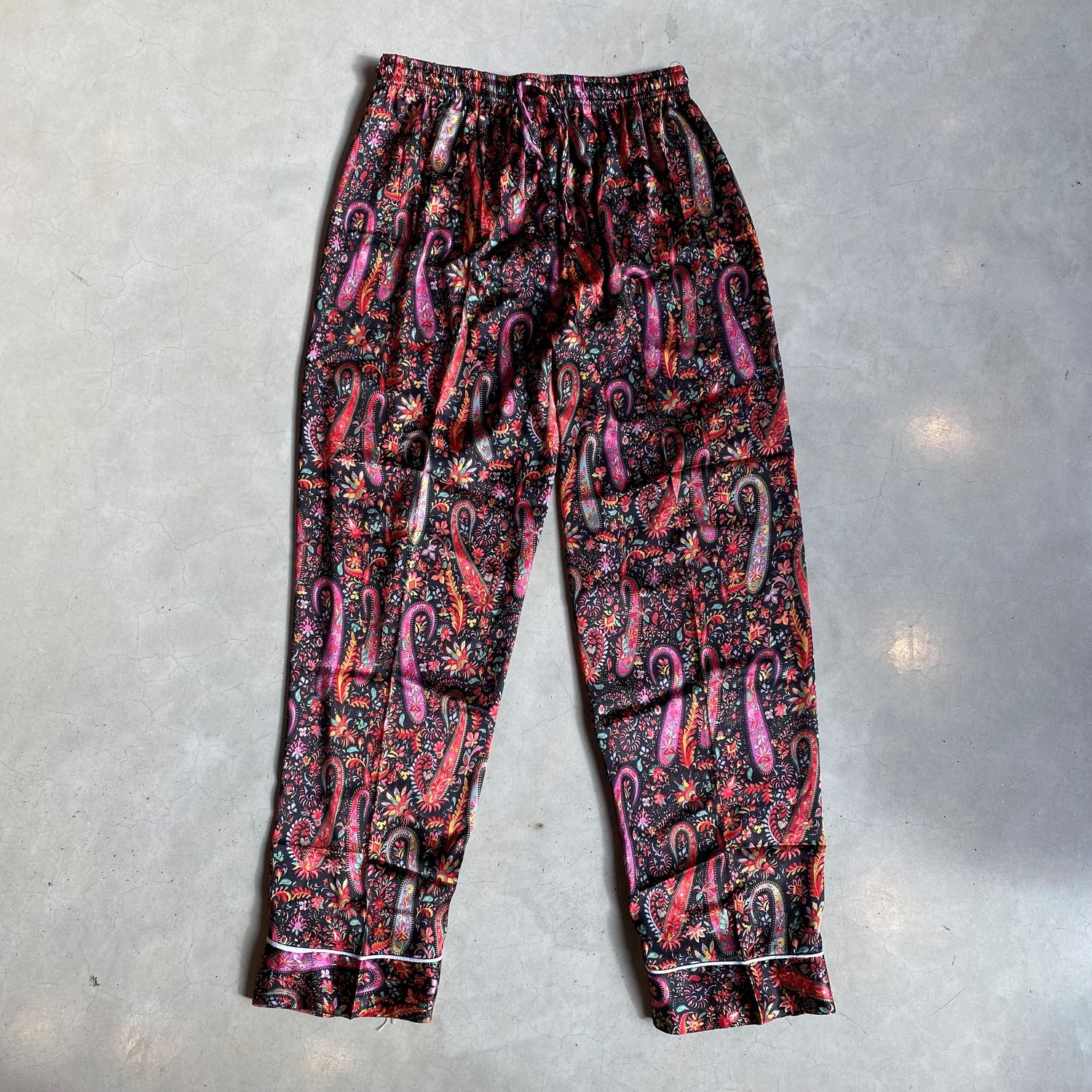 Pyjama aus Seidensatin - Schwarz, rosa