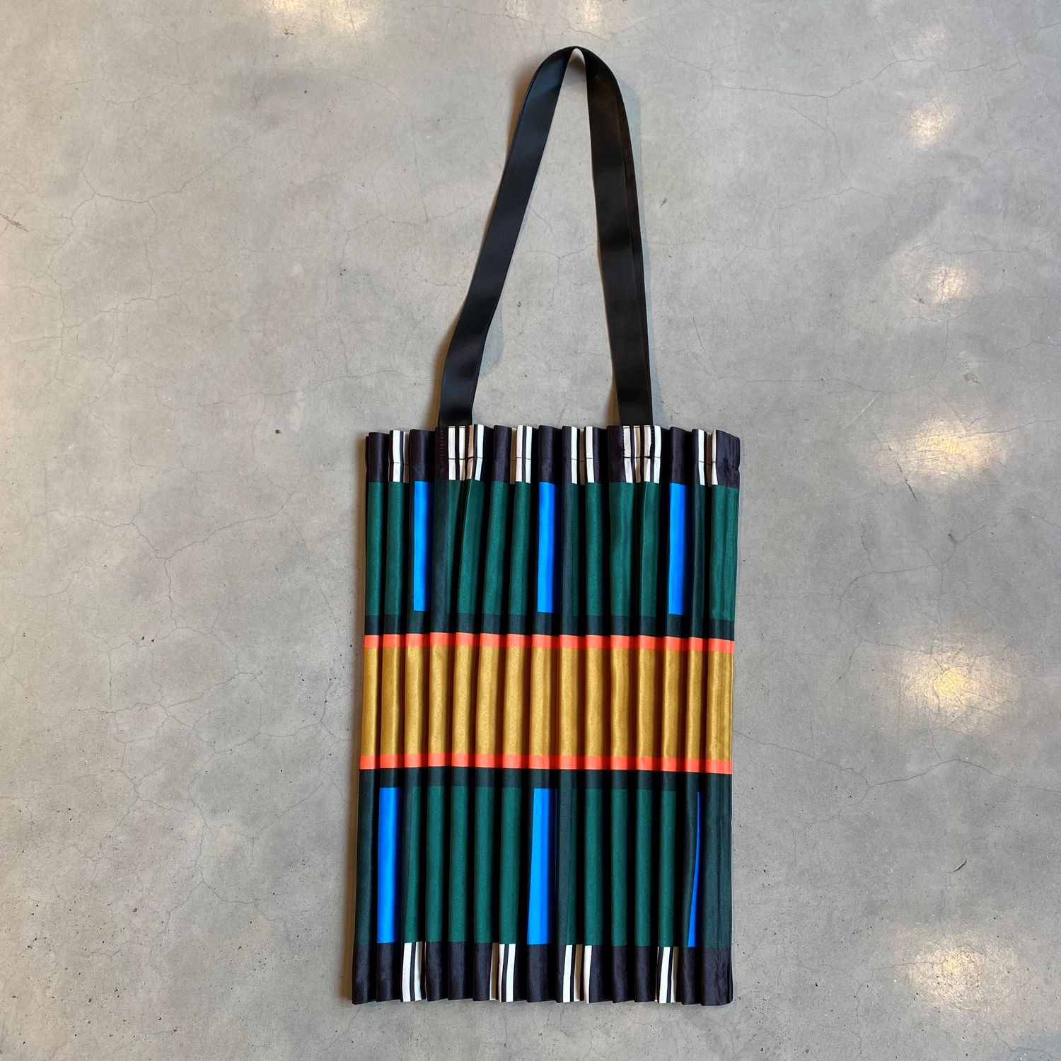 Faltentasche aus Satin - grün, gelb, schwarz