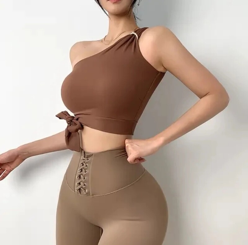 توب رياضي padded لون بني