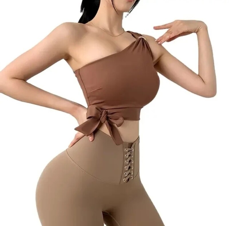 توب رياضي padded لون بني