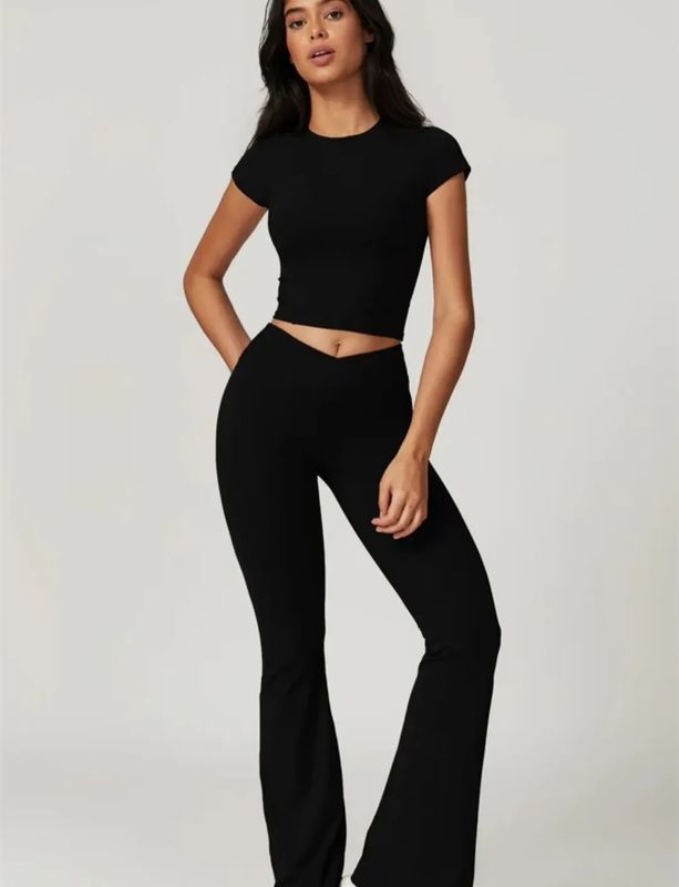 طقم قطعتين  glow fit