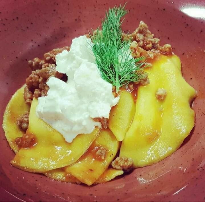 Pansotti ripieni di bufala con ragù di salsiccia alla campidanese