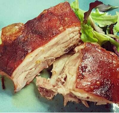 Cosciotto di maialino arrosto con salsa alla birra e patate