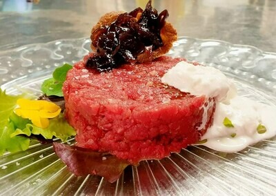 Tartara di scottona bavarese con burrata e cipolle caramellate