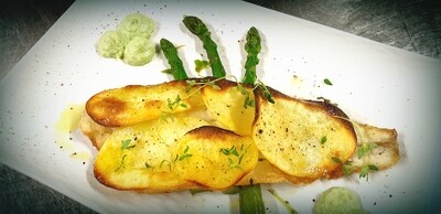 Filetto di branzino in crosta di patate con asparagi