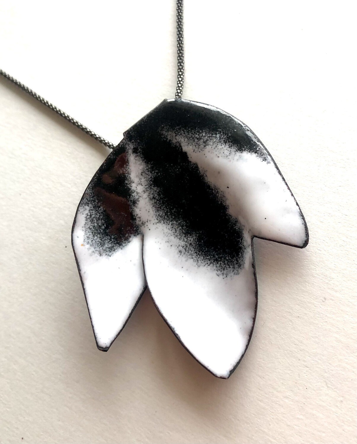 White &amp; Black leaves pendant 