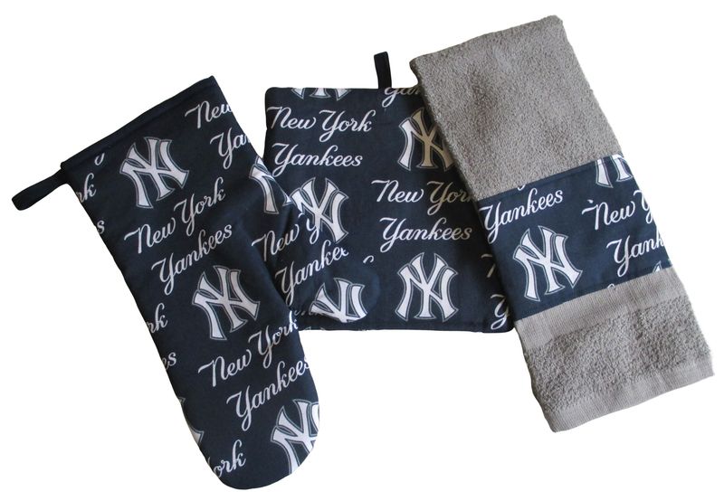 New York Yankees 3 Piece Kitchen Gift Set, with Personalized Towel.