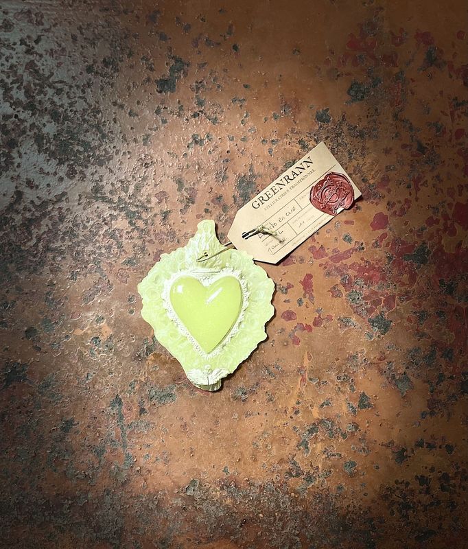 Ex Voto baroque en cire Jaune laqué Or