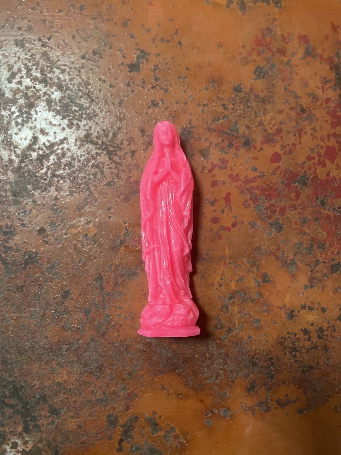 Mini Madone en cire coloris Rose Fluo