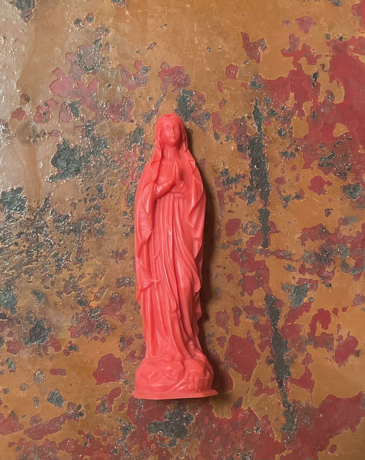 Mini Madone en cire coloris Rouge rock