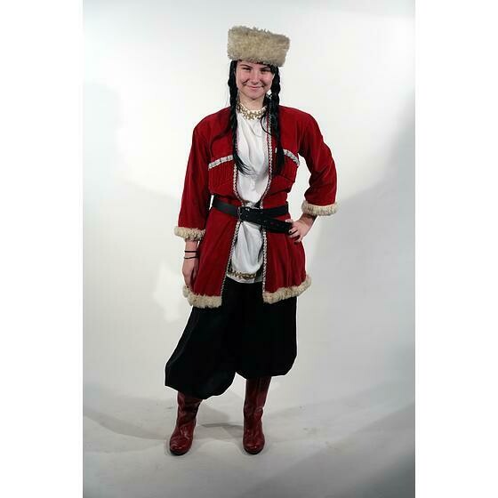 Russe femme en pantalon et veste rouge