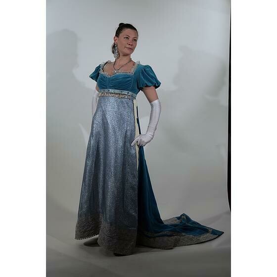 robe turquoise et ermine avec traine