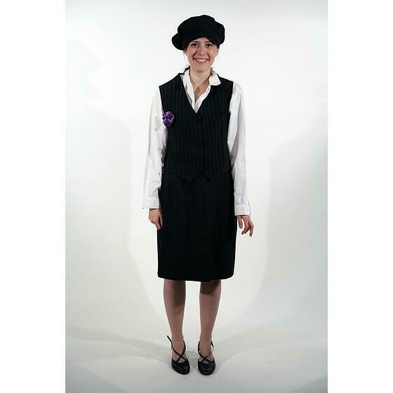 1925 femme en jupe et gilet