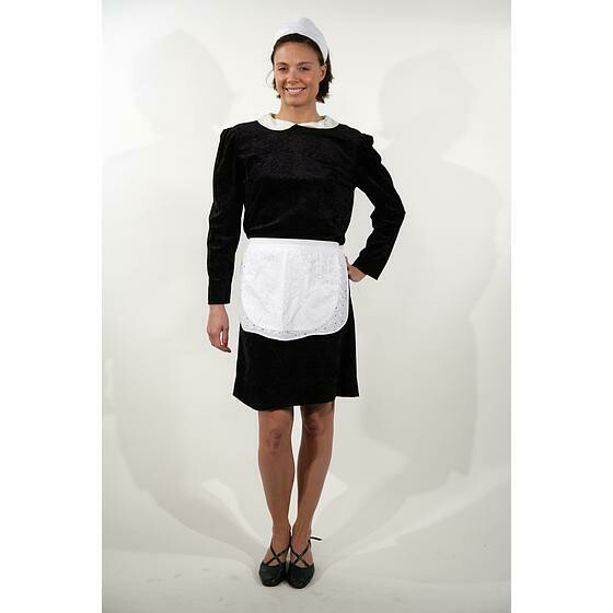 Bonne en robe courte