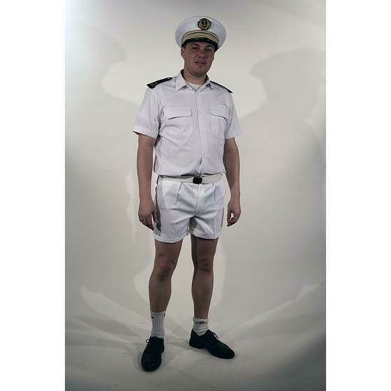 Officier de marine en short et chemisette