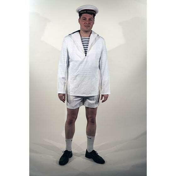 Matelot en short et vareuse blanche