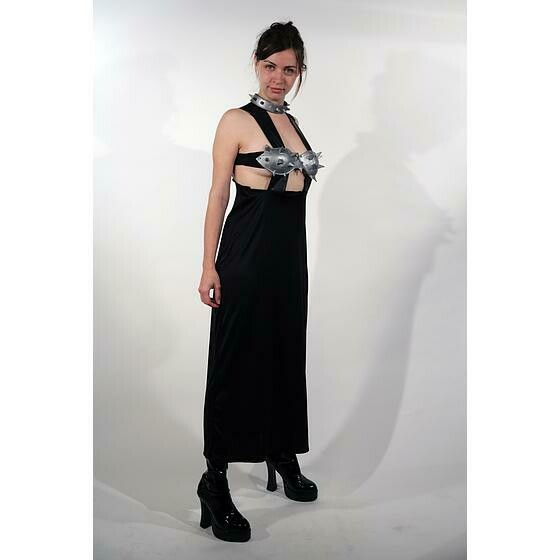 robe noire pic poitrine