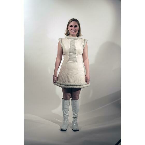 Futuriste robe blanche et argent
