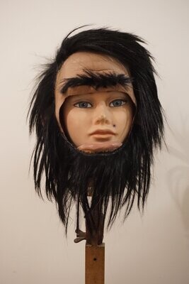 masque préhistorique monosourcile et barbe