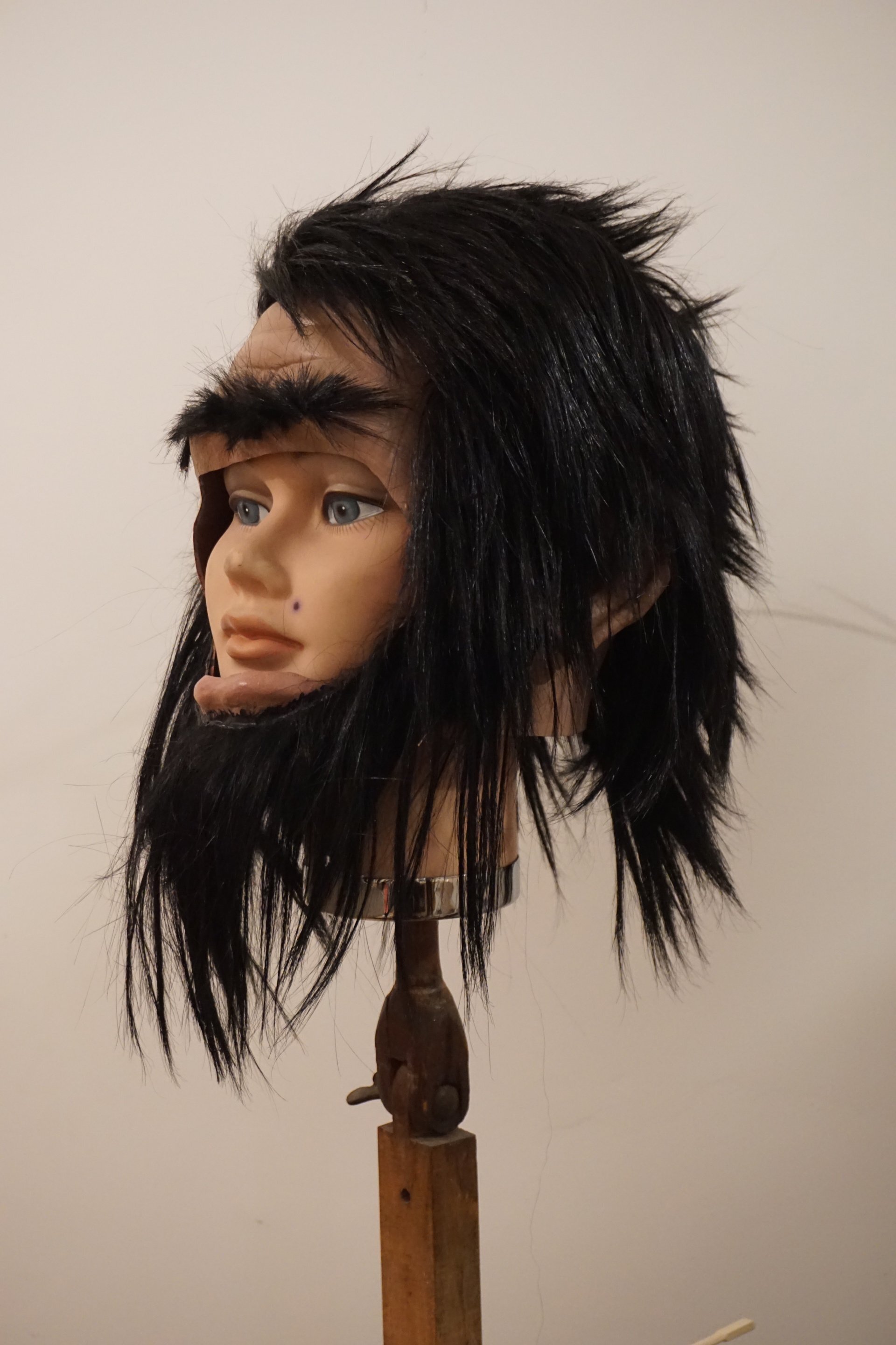 masque préhistorique monosourcile et barbe