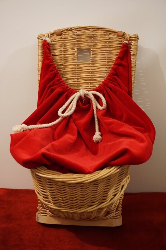 haute avec tissu rouge