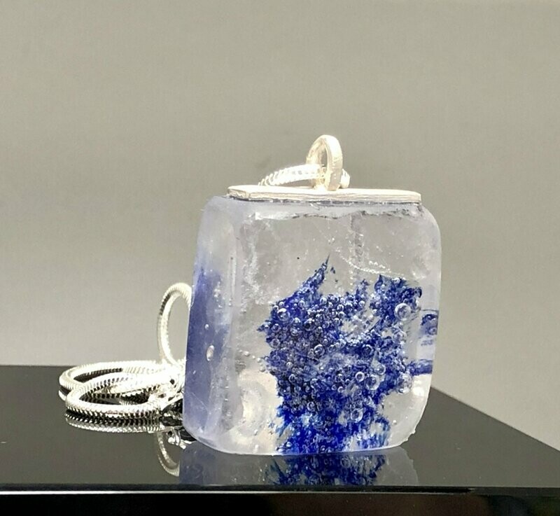 Anhänger aus Glas mit blauen Einschlüssen inkl. Silberkette Anhänger aus Glas mit blauen Einschlüssen inkl. Silberkette