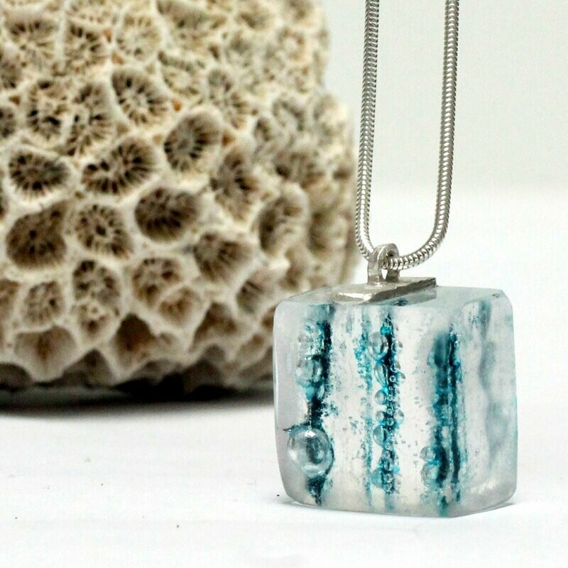 Wunderschöner Anhänger aus Glas mit meerblauen Einschlüssen, inkl. Silberkette