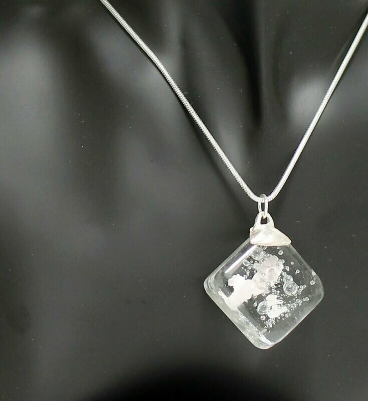 Anhänger aus Glas mit weißen und silbernen Einschlüssen, inkl. Silberkette