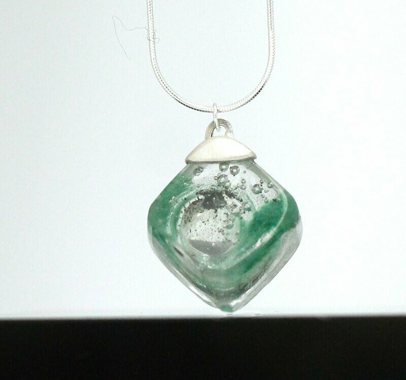 Mystischer Anhänger Glas, Grün, Silber, inkl. Silberkette Mystischer Anhänger Glas, Grün, Silber, inkl. Silberkette