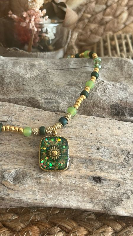 Collier « synergie rayonnante » vert